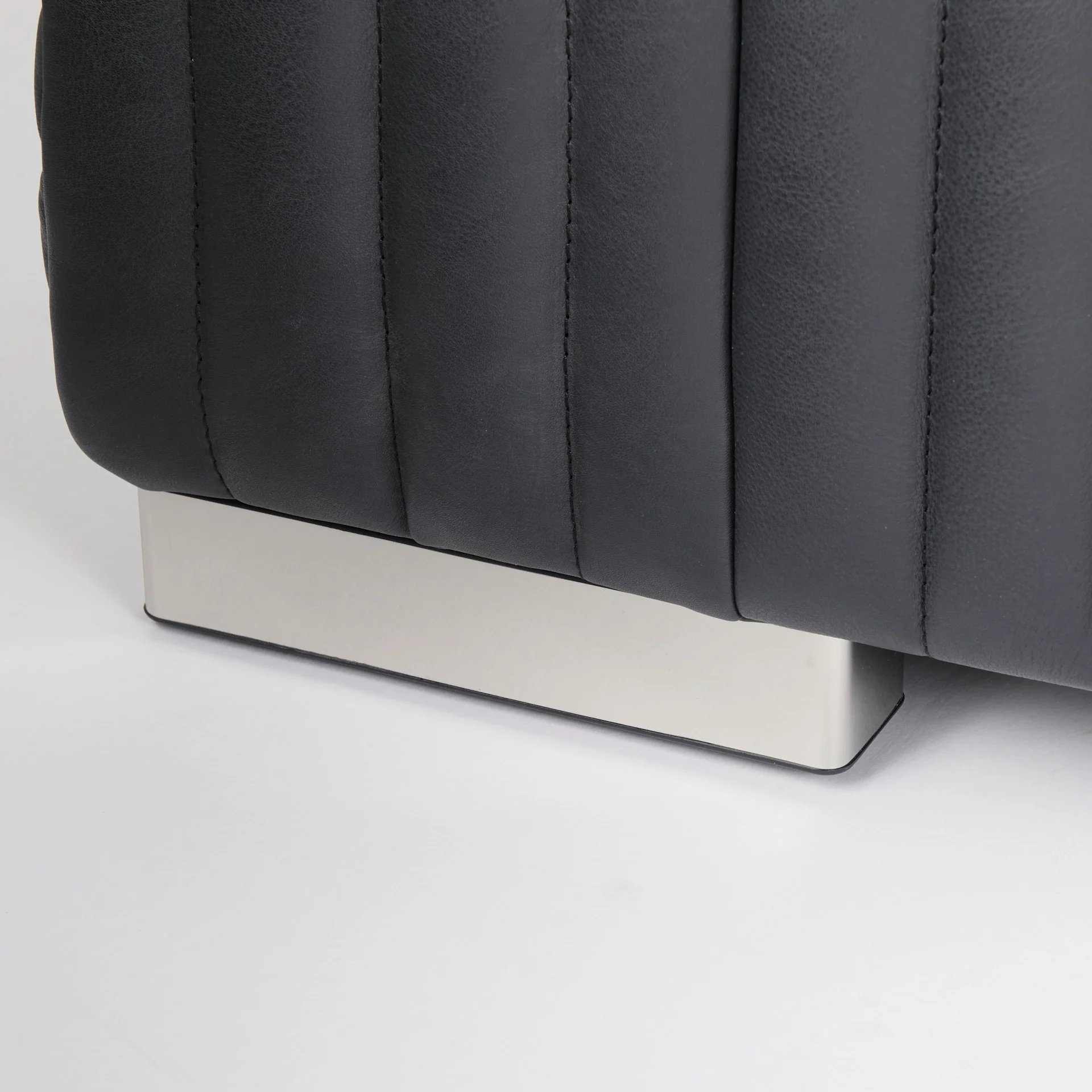Ricciardo Leather Sofa - Image 21